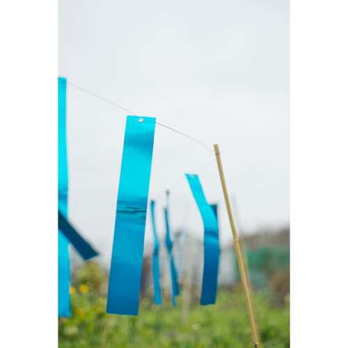 Blue reflective bird scare tape, 29.5 x 4.5 cm, 15 pieces per box, 4 boxes per pack