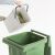 Brabantia Sort & Go 12 literes újrahasznosító szemetes kiürítése egy nagyobb szemetesbe