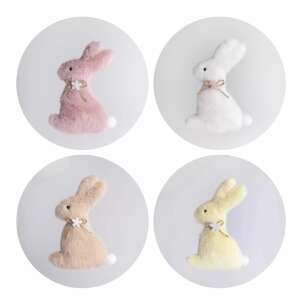 Zestaw 4 wiszących pluszowych dekoracji króliczków QX Toys w kolorze różowym, białym, beżowym i żółtym, każda z kokardką z kwiatkiem - Dekoracja wielkanocna
