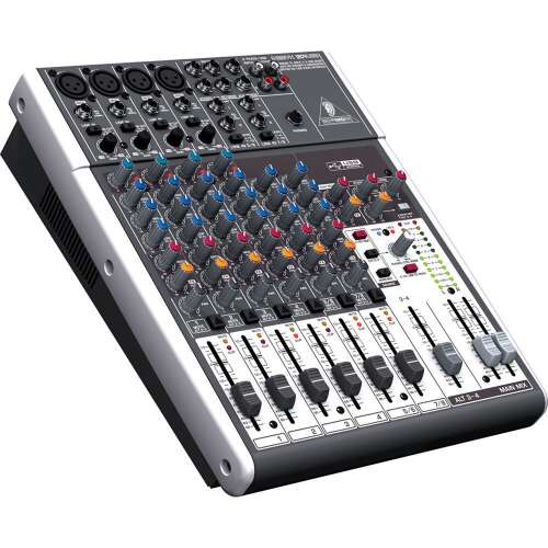 Behringer Xenyx 1204USB 12-Kanal-Mixer mit USB-Schnittstelle, schräger Blick