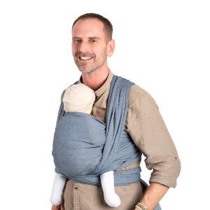 Férfi, aki szürke NANDU hordozókendőt visel, és egy baba babát hordoz - Nandu