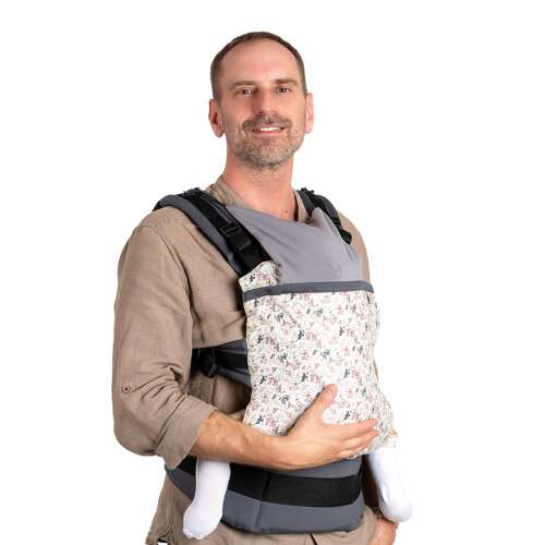 Férfi a NANDU Bébi Csatos állítható hordozó - mintás geo-szürke babahordozóban szürke és fehér geometrikus mintával