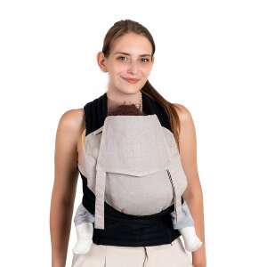 Szürke NANDU Bébi Mei Tai babahordozóban egy babát hordozó nő - Nandu