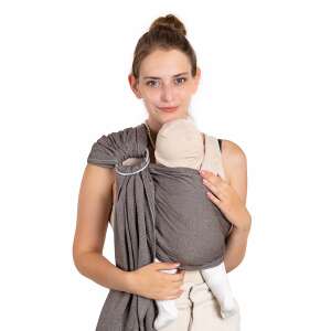 Nő fekete NANDU karikás hordozókendővel hordoz egy babát - Nandu