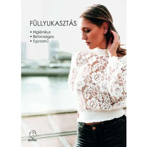 Nő fehér csipkés felsőben és fekete farmerben, egy kis fülbevalóval a fülében