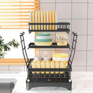 3 szintes edénycsepegtető állvány tányérokkal, tálakkal és poharakkal konyhai környezetben - Edényszárító