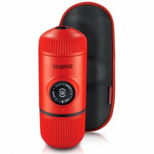 Wacaco Nanopresso Lava Red prijenosni aparat za espresso s tvrdom futrolom, kosi pogled - Wacaco