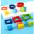 Fa formaválogató puzzle darabok, köztük körök, négyzetek és téglalapok