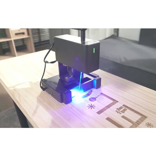 LaserPecker 2 Suit Version gravator laser portabil in actiune, gravand lemn