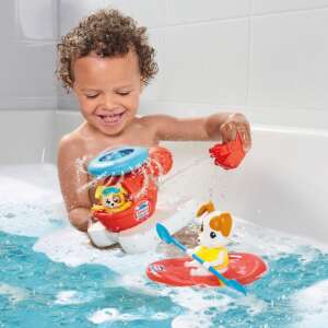 Gyermek játszik a Tomy Toomies Vízimentők szett fürdőjátékokkal a kádban - Tomy
