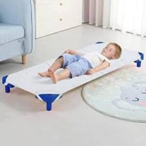 Gyermek pihen egy vízálló lepedőn óvodai fektetőn - Lakástextil