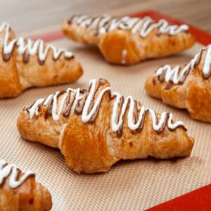 Non-stick silicone baking mat with croissants on it - Kitchen tool