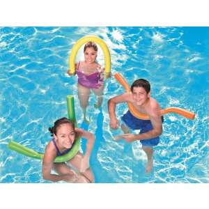 Oameni care se bucură de noodles de piscină Bestway în apă - Articole pentru inot