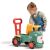 Dziewczynka bawi się traktorem Jeździkiem Falk Maurice