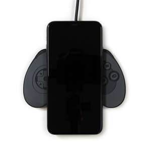 Numskull SEGA Saturn vezeték nélküli töltőpad okostelefonnal rajta, amely töltődik - Numskull