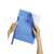 Kéz tart egy kék A/4 PVC iratborítót, 180 mikron, tartós, azonos színű elő- és hátlap