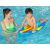 Kind benutzt Bestway aufblasbaren Surf Rider im Pool unter Aufsicht eines Erwachsenen