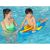 Kind benutzt Bestway aufblasbaren Surf Rider im Pool unter Aufsicht eines Erwachsenen