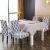 ZakupyTV Szürke és Fehér Székhuzatok Étkezői Környezetben Asztalterítővel
