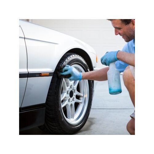 Aplicarea soluției de luciu pe anvelopele auto