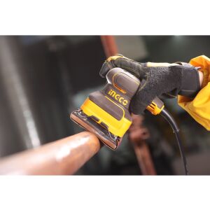 INGCO 240W Rezgőcsiszoló használat közben - INGCO