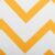 Közelkép az Ambition Yellow Stripes szalvéta anyagáról chevron mintával