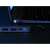 C típusú 4 portos USB Hub 3.0 laptophoz csatlakoztatva, USB portok és kék LED jelzőfény látható.