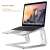 Stojak na laptopa Smarto C8D z laptopem na nim, srebrny, aluminiowy, ergonomiczny, przenośny, do laptopów 10-15,6 cala