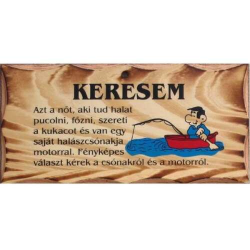 Fa tábla vicces horgász témájú szöveggel, amely azt mondja: 'Keresem azt a nőt, aki tud halat pucolni, főzni, szereti a kukacot és van egy saját halászcsónakja motorral'