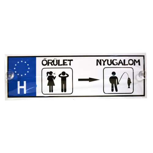 Vicces rendszámtábla, amin egy nő ordít egy férfira, és egy nyíl mutat egy horgászó férfira, "Káosz" és "Béke" felirattal