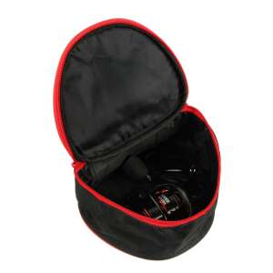 Reiva Spinning Tackles Orsótartó táska, fekete színű, piros cipzárral, nyitott állapotban, orsóval belül - Horgászat