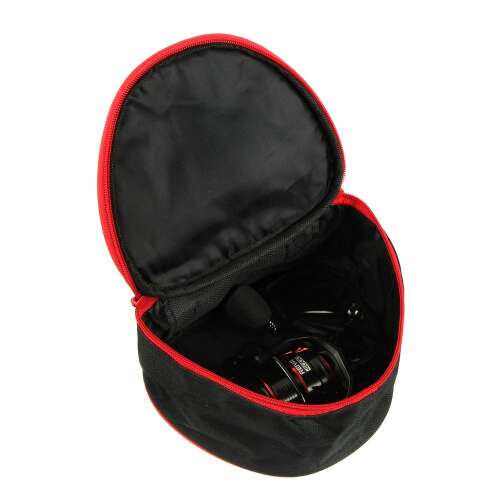 Reiva Spinning Tackles Orsótartó táska, fekete színű, piros cipzárral, nyitott állapotban, orsóval belül