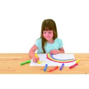 Copil desenând un curcubeu cu creioane Galt Magic Painting Sticks - Creioane colorate