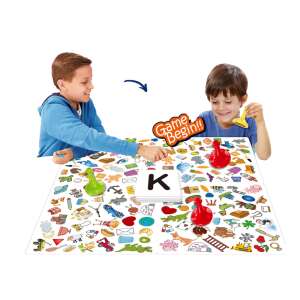 Две деца играят играта Eye Spy, с игралното поле, разположено на масата - Nonbrand Игра за развитие за малки деца