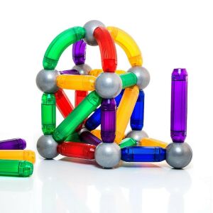 Jucărie magnetică de construcție Miniland asamblată pe fundal alb - Joc de construcție magnetic