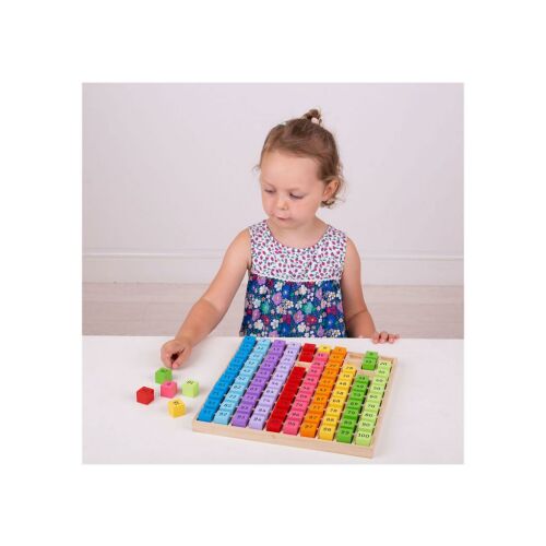 Дете играе с дървена дъска с числа BigJigs Toys, учи числа