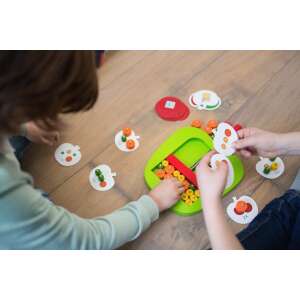 Dwóch dzieci gra w grę Apple Picking BS Toys, pokazując, jak gra się w tę grę - BS Toys