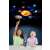 BrainStorm Toys Night Sky projektor, amely a naprendszert vetíti a mennyezetre, két gyermek néz fel a vetítésre