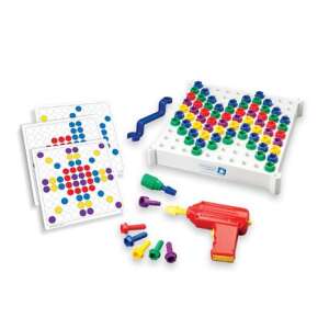 Set de jucărie Educational Insights Design & Drill Activity Center cu șuruburi, burghiu, cheie și cărți cu modele - Learning Resources