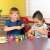 Kinder spielen mit dem Learning Resources MathLink Cubes Early Maths Starter Set, einem bunten Set aus Verbindungswürfeln zum Erlernen mathematischer Fähigkeiten