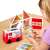 Gyermek játszik a Melissa & Doug Magnetivity Tűzoltóállomás mágneses építőjáték készlettel