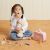 Kind spielt mit Holz Make-up Spielzeug von PolarB