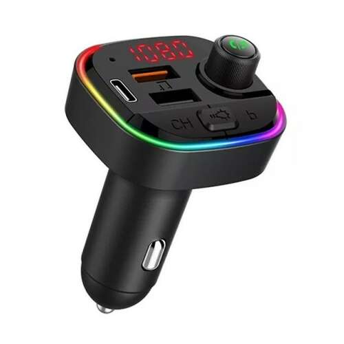 Čierny Bluetooth FM vysielač s dvoma USB portami a portom typu C, s digitálnym displejom a farebným LED krúžkom.