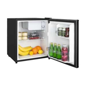 H.Koenig FGX470 Мини хладилник от 45 литра с отворена врата, показващ вътрешни рафтове и отделения, пълни с плодове, напитки и закуски - Мини хладилник
