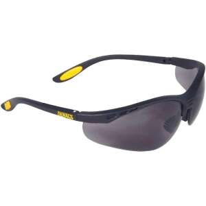 DEWALT Reinforcer Smoke Schutzbrille mit schwarzem Rahmen und Rauchgläsern, Schutzbrille für Bau und Heimwerker - Dewalt