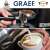 Graef Automata Kaffeemühle CM802, zeigt eine Person, die die Mühle benutzt und einen Latte macht