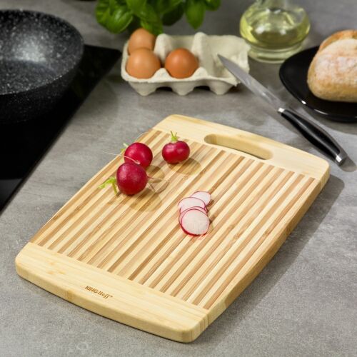 Kinghoff Bambusz Vágódeszka használat közben retekkel