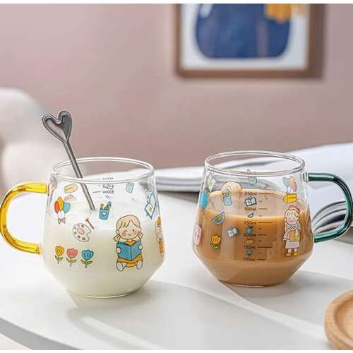 2 db üveg bögre készlet, aranyos rajzfilm mintával, mérőskála és színes fogantyúkkal