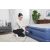Жена надува въздушен матрак с електрическа помпа Bestway 30W