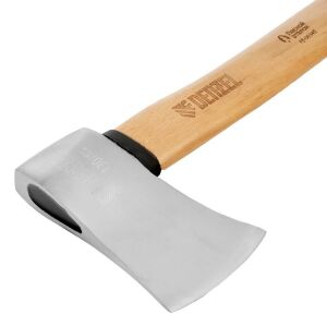 Közelkép a Denzel kovácsolt fejsze fejéről bükkfa nyéllel - Denzel